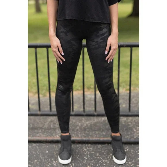 SPANX Faux Leather Leggings Medium Matte Black Camo High Rise Skinny Compression - Picture 12 of 16